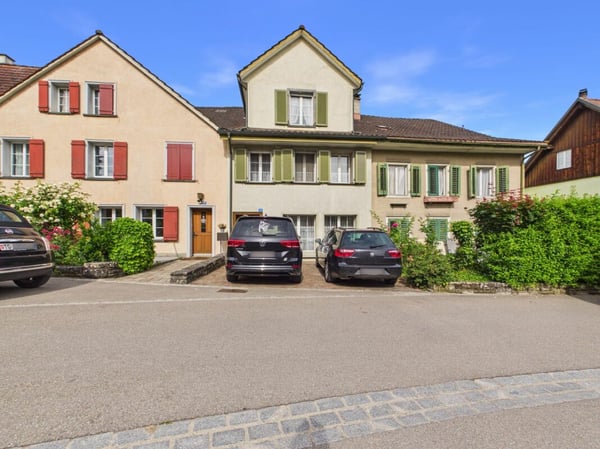 Familienfreundliches 5.5 Zimmer-Reihenhaus mit viel Platz und sonnigem Aussenbereich 1