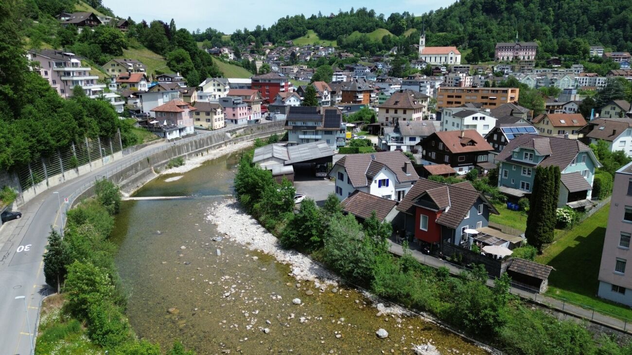 Ihre Chance auf ein charmantes Eigenheim mit grosser Terrasse direkt am Fluss!