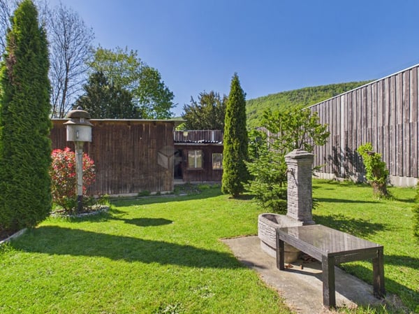 Einfamilienhaus mit Nebengebäuden auf einem traumhaft grossen Grundstück 10