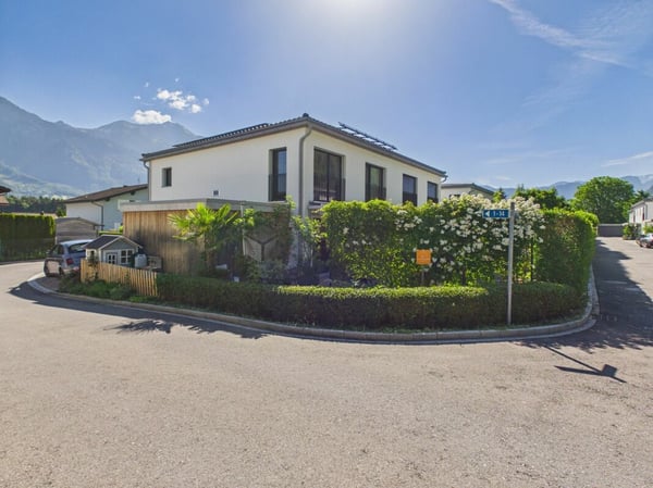 Bezauberndes 5.5 Zimmer - Doppeleinfamilienhaus & Garten in Top-Quartier 2