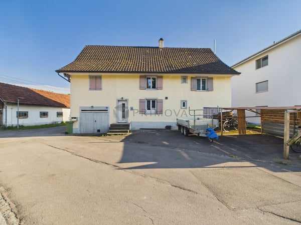 Charme trifft Potenzial: Ihr grosszügiges Familienglück mit Option zur Neuentwicklung 1