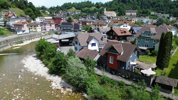 Gemütliches Einfamilienhaus zum vernünftigen Preis mit grosser Terrasse direkt am Fluss und doch sehr zentral! 13