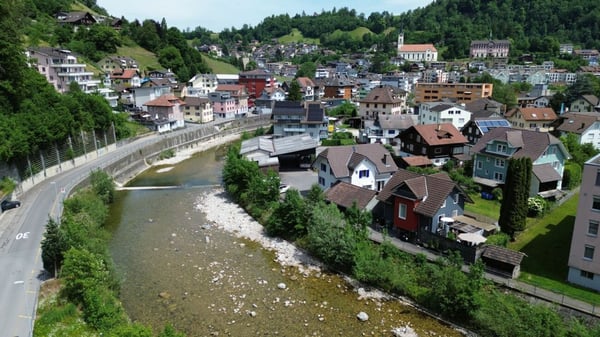 Gemütliches Einfamilienhaus zum vernünftigen Preis mit grosser Terrasse direkt am Fluss und doch sehr zentral! 6
