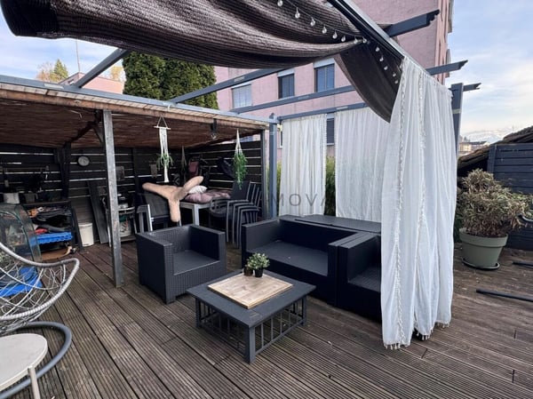 Gemütliches Einfamilienhaus zum vernünftigen Preis mit grosser Terrasse direkt am Fluss und doch sehr zentral! 12