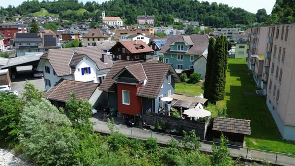 Herziges Einfamilienhaus mit Ausbaupotenzial ( Kernzone C, 18m ) direkt am Fluss. 14