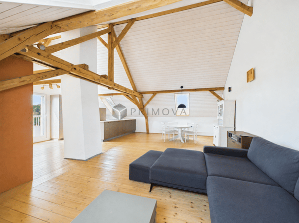 Modernisiertes Zweifamilienhaus mit Weitblick, Doppelgarage und viel Platz 2