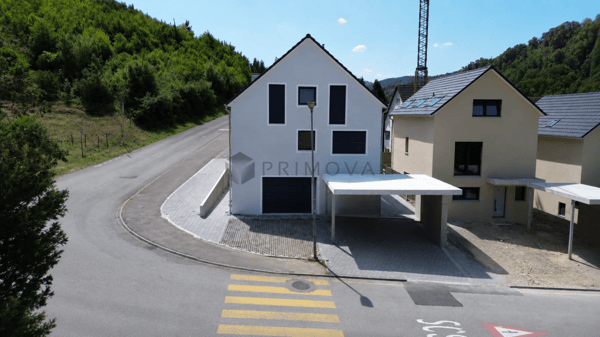 Neuwertiges Doppeleinfamilienhaus zum Greifen nah!