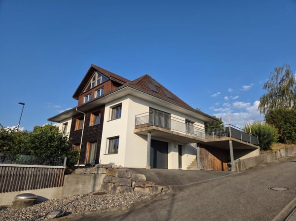 Neuwertiger Wohntraum in Seedorf - Zweifamilienhaus mit Galerie und erstklassiger Ausstattung 1