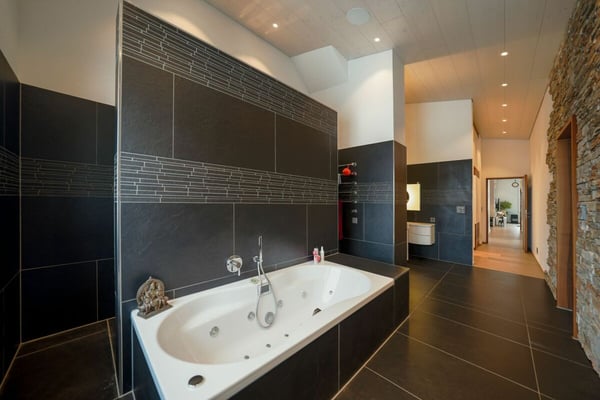 Luxus Wohngefühl pur! Stilvolle 4.5 Zimmer-Oase mit 6 m Raumhöhe, Spa-Ensuite Bad & verglaster Loggia 11