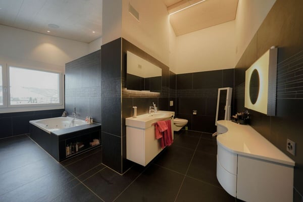 Luxus Wohngefühl pur! Stilvolle 4.5 Zimmer-Oase mit 6 m Raumhöhe, Spa-Ensuite Bad & verglaster Loggia 10