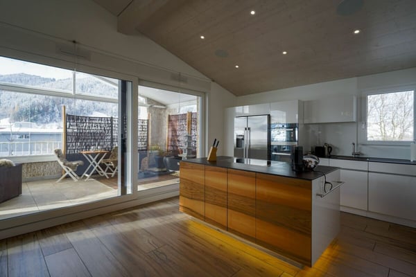 Luxus Wohngefühl pur! Stilvolle 4.5 Zimmer-Oase mit 6 m Raumhöhe, Spa-Ensuite Bad & verglaster Loggia 3
