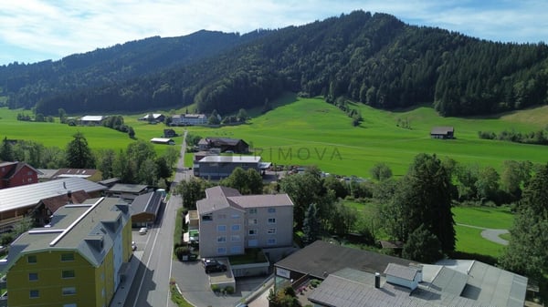 Luxus Wohngefühl pur! Stilvolle 4.5 Zimmer-Oase mit 6 m Raumhöhe, Spa-Ensuite Bad & verglaster Loggia 12