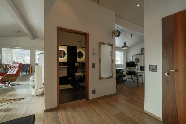Luxus Wohngefühl pur! Stilvolle 4.5 Zimmer-Oase mit 6 m Raumhöhe, Spa-Ensuite Bad & verglaster Loggia 7