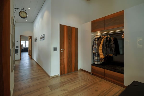 Luxus Wohngefühl pur! Stilvolle 4.5 Zimmer-Oase mit 6 m Raumhöhe, Spa-Ensuite Bad & verglaster Loggia 6