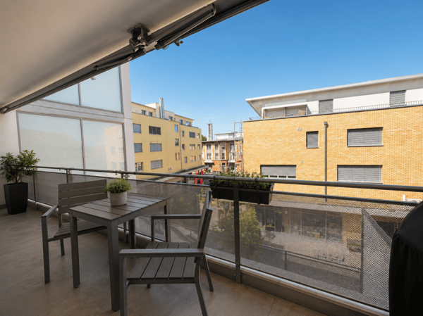 Urbanes Wohnfeeling mit viel Charm und grosser Terrasse auf 2 Stöcken. 2