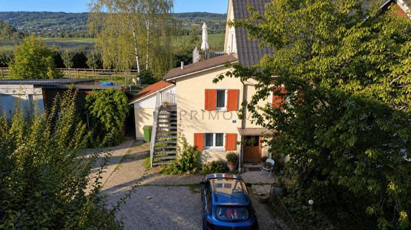 Modernisiertes Zweifamilienhaus mit Baulandreserve 16