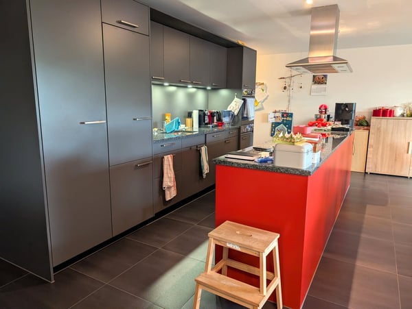 Moderne 3.5-Zimmer-Wohnung mit Balkon in Erlach 1