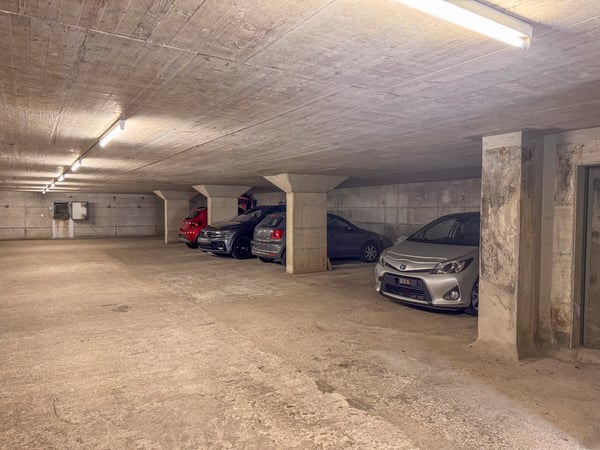 3 places de parc en garage souterrain - Monts-de-Corsier 4