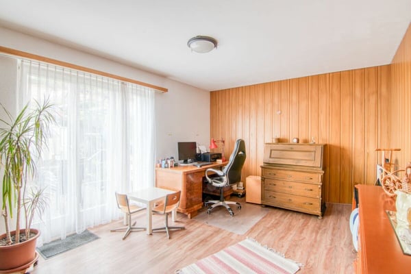 Grosszügiges 2.5-Zimmer-Einfamilienhaus mit Einliegerwohnung, Doppelgarage, 1'053 m² Gartenparadies und Weitsicht auf die Alpen 8