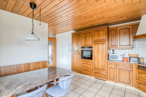 Grosszügiges 2.5-Zimmer-Einfamilienhaus mit Einliegerwohnung, Doppelgarage, 1'053 m² Gartenparadies und Weitsicht auf die Alpen 5