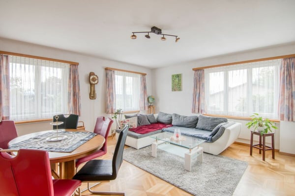 Grosszügiges 2.5-Zimmer-Einfamilienhaus mit Einliegerwohnung, Doppelgarage, 1'053 m² Gartenparadies und Weitsicht auf die Alpen 2