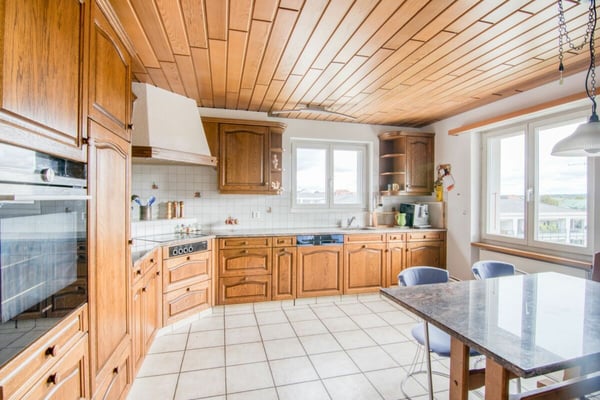 Grosszügiges 2.5-Zimmer-Einfamilienhaus mit Einliegerwohnung, Doppelgarage, 1'053 m² Gartenparadies und Weitsicht auf die Alpen 4