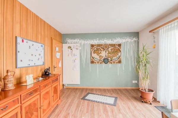 Grosszügiges 2.5-Zimmer-Einfamilienhaus mit Einliegerwohnung, Doppelgarage, 1'053 m² Gartenparadies und Weitsicht auf die Alpen 9