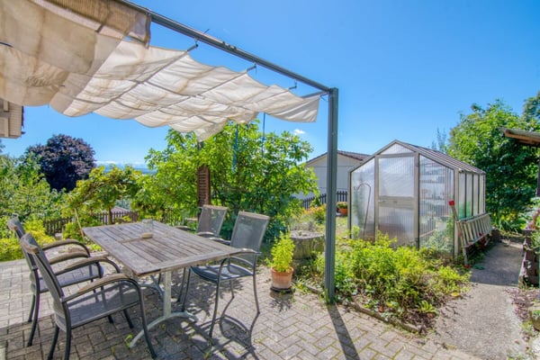 Grosszügiges 2.5-Zimmer-Einfamilienhaus mit Einliegerwohnung, Doppelgarage, 1'053 m² Gartenparadies und Weitsicht auf die Alpen 24