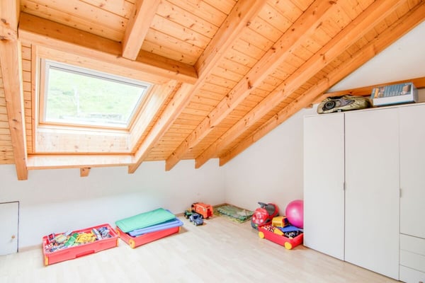 Grosszügiges 2.5-Zimmer-Einfamilienhaus mit Einliegerwohnung, Doppelgarage, 1'053 m² Gartenparadies und Weitsicht auf die Alpen 16