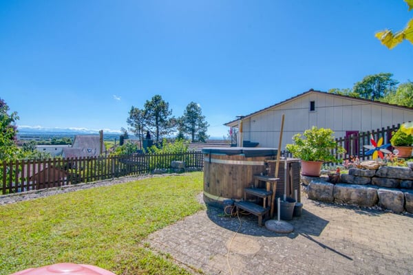 Grosszügiges 2.5-Zimmer-Einfamilienhaus mit Einliegerwohnung, Doppelgarage, 1'053 m² Gartenparadies und Weitsicht auf die Alpen 26