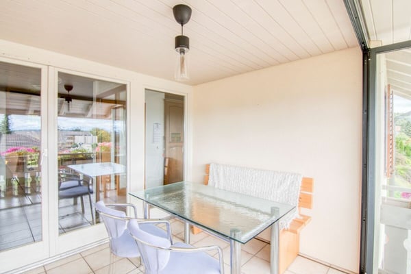 Grosszügiges 2.5-Zimmer-Einfamilienhaus mit Einliegerwohnung, Doppelgarage, 1'053 m² Gartenparadies und Weitsicht auf die Alpen 11