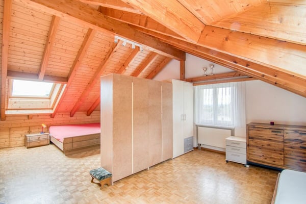 Grosszügiges 2.5-Zimmer-Einfamilienhaus mit Einliegerwohnung, Doppelgarage, 1'053 m² Gartenparadies und Weitsicht auf die Alpen 15