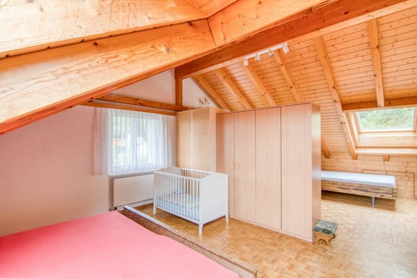Grosszügiges 2.5-Zimmer-Einfamilienhaus mit Einliegerwohnung, Doppelgarage, 1'053 m² Gartenparadies und Weitsicht auf die Alpen 14