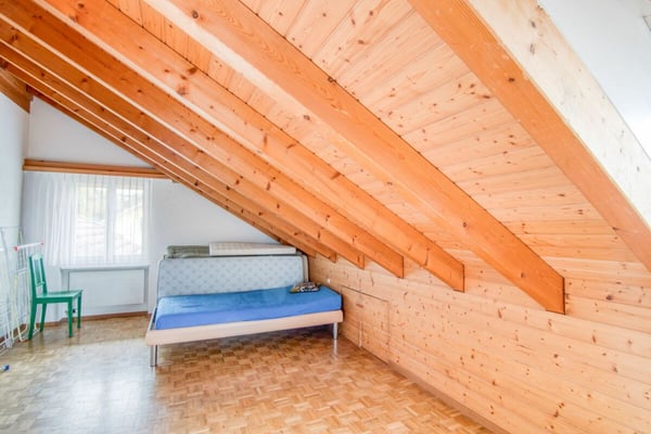 Grosszügiges 2.5-Zimmer-Einfamilienhaus mit Einliegerwohnung, Doppelgarage, 1'053 m² Gartenparadies und Weitsicht auf die Alpen 12