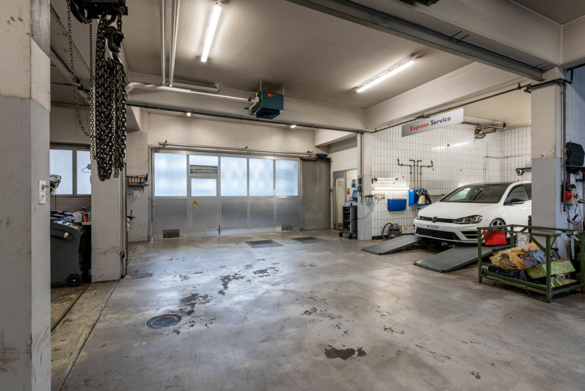 Propriété commerciale avec hall de stationnement dans un excellent emplacement à Berne - polyvalente et parfaitement connectée