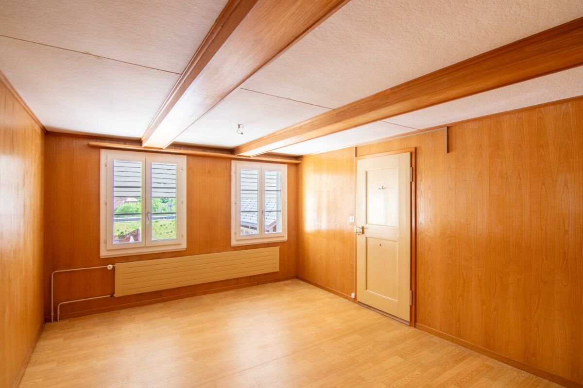 Ehemaliges Schulhaus von 1805 am Dorfplatz - mit drei Wohnungen, Atelier und Ausbaupotenzial!