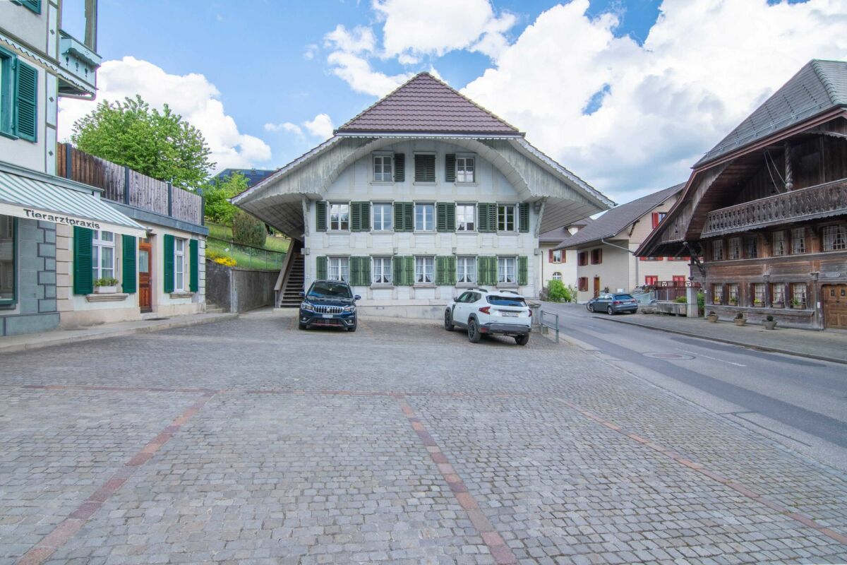 Ehemaliges Schulhaus von 1805 am Dorfplatz - mit drei Wohnungen, Atelier und Ausbaupotenzial!