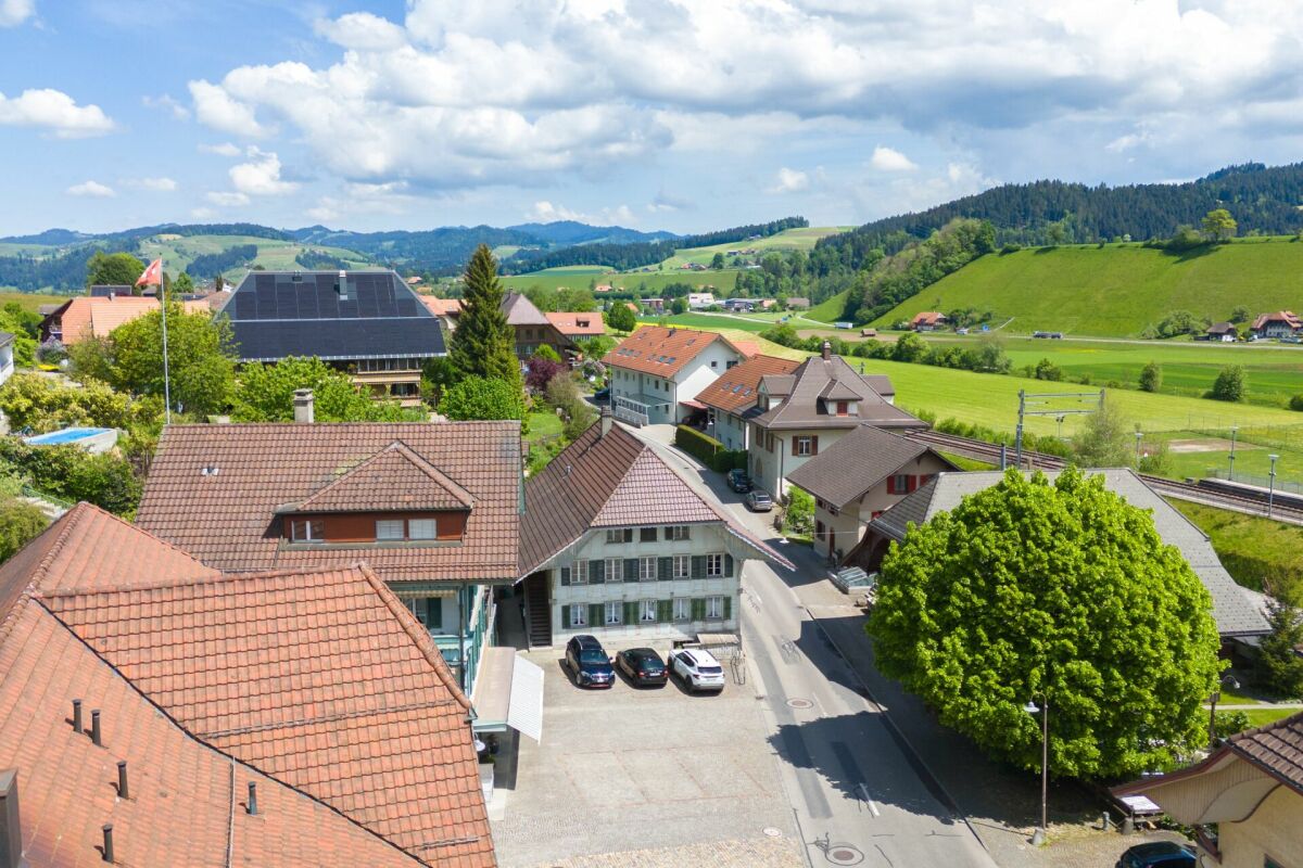 Ehemaliges Schulhaus von 1805 am Dorfplatz - mit drei Wohnungen, Atelier und Ausbaupotenzial!