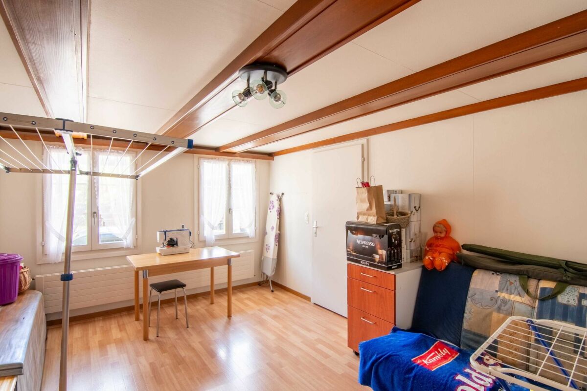 Ehemaliges Schulhaus von 1805 am Dorfplatz - mit drei Wohnungen, Atelier und Ausbaupotenzial!