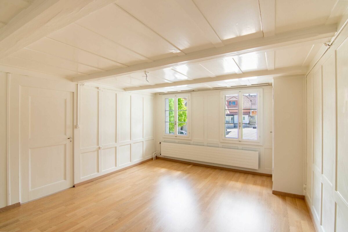 Ehemaliges Schulhaus von 1805 am Dorfplatz - mit drei Wohnungen, Atelier und Ausbaupotenzial!