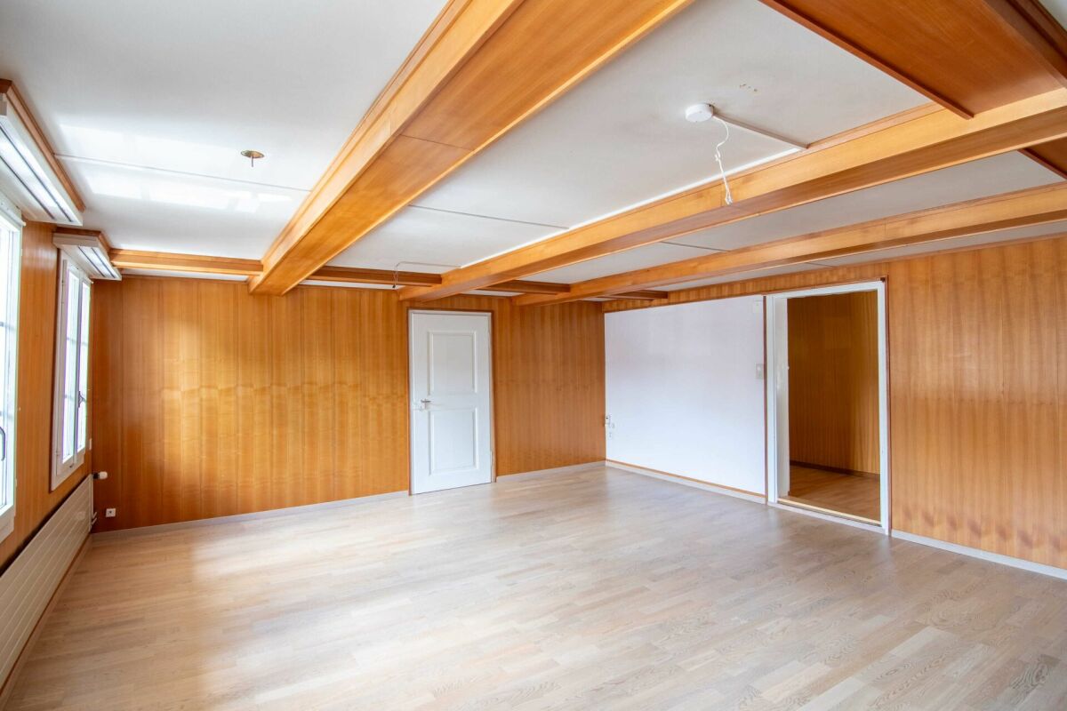 Ehemaliges Schulhaus von 1805 am Dorfplatz - mit drei Wohnungen, Atelier und Ausbaupotenzial!