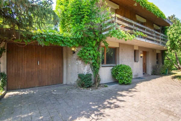 Sanierungsobjekt mit grossem Neu- oder Umbaupotenzial: 5.5-Zimmer Einfamilienhaus nur 10 Gehminuten vom Bielersee! 1