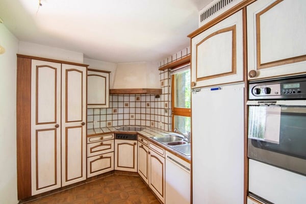 Sanierungsobjekt mit grossem Neu- oder Umbaupotenzial: 5.5-Zimmer Einfamilienhaus nur 10 Gehminuten vom Bielersee! 6