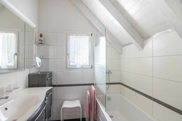 Sehr gepflegtes 5.5-Zimmer Doppeleinfamilienhaus mit traumhaftem Garten, Weitsicht und Platz für die ganze Familie! 9