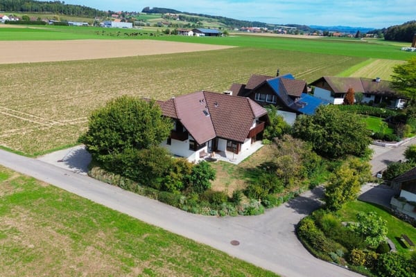 Freistehendes Zweifamilienhaus mit vielseitigem Raumangebot und Atelier 13