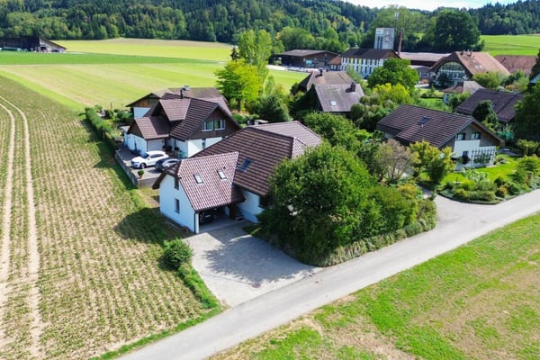 Freistehendes Zweifamilienhaus mit vielseitigem Raumangebot und Atelier 14