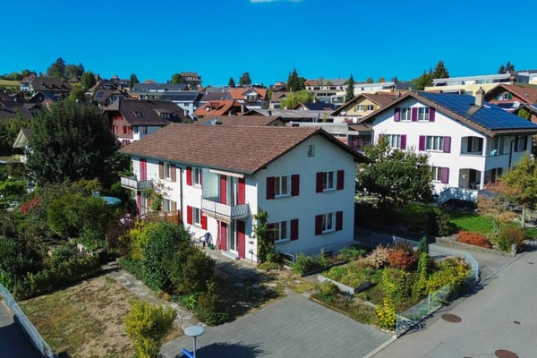 Attraktive 5.5-Zimmer- Doppelhaushälfte als Ein- oder Zweifamilienhaus nutzbar 1