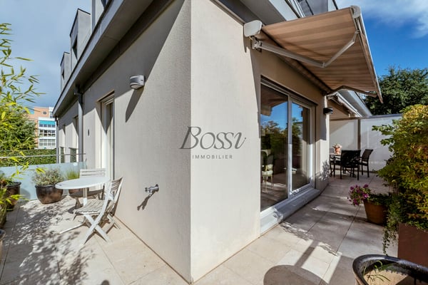 Duplex lumineux à Nyon avec terrasse, dépendance et ascenseur privé 1