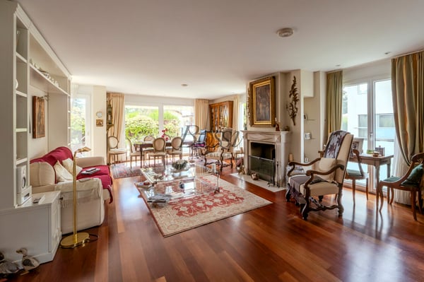 Duplex lumineux à Nyon avec terrasse, dépendance et ascenseur privé 4