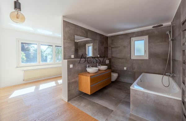 Maison individuelle rénovée de 5 chambres avec garage et jardin 8